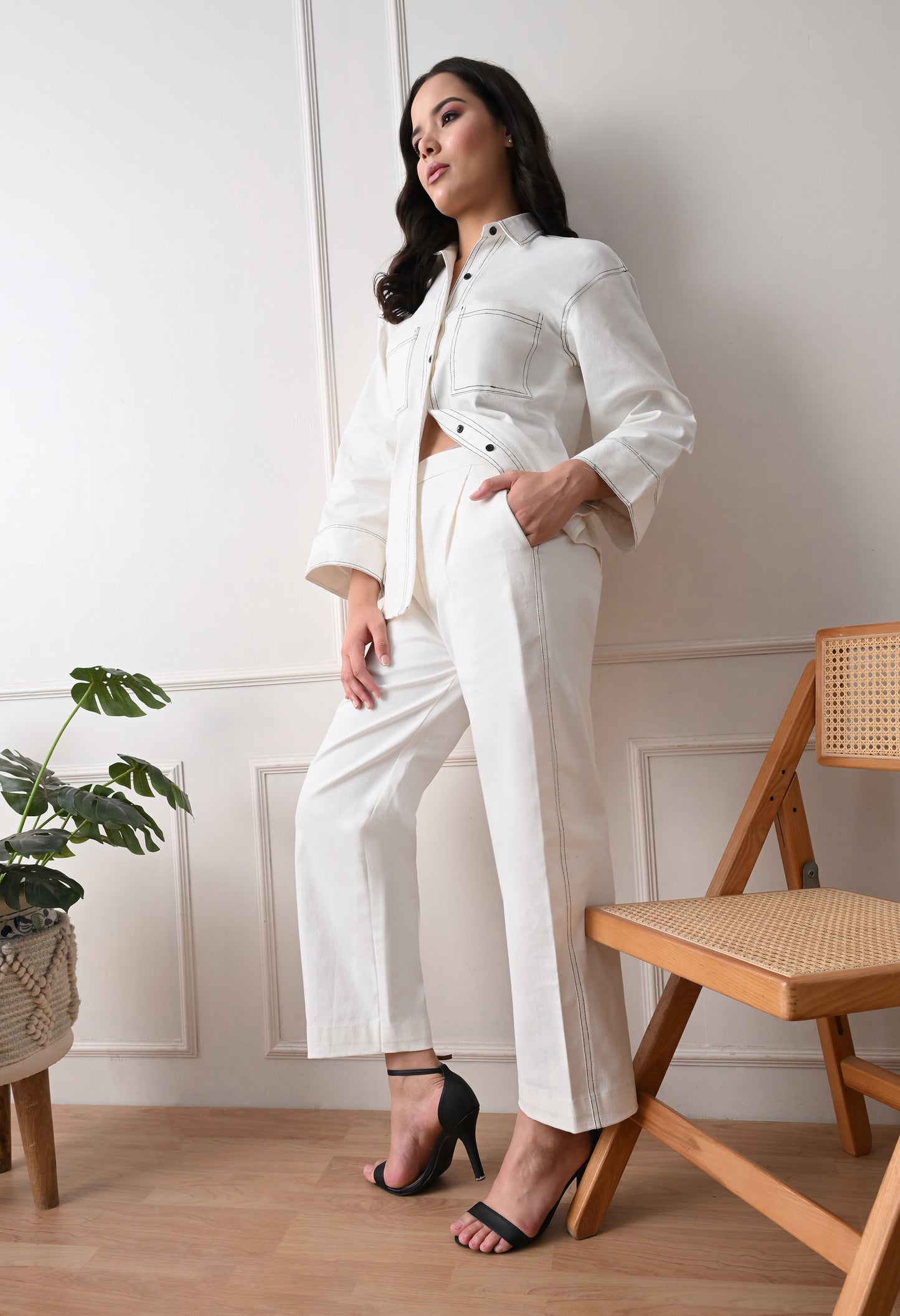CLASSIC WHITE SET WITH BLACK STITCH