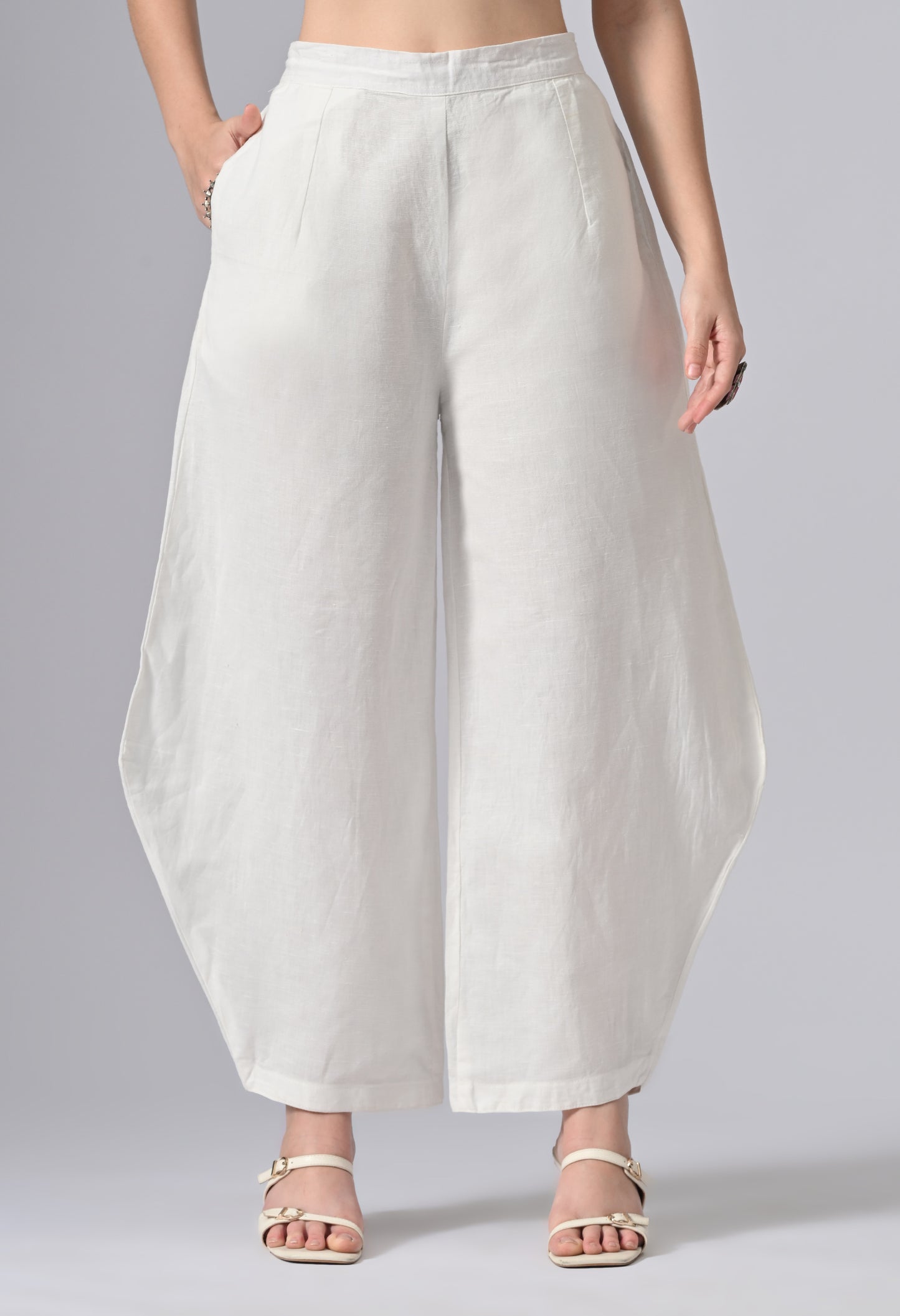 HUNAR IN WHISPER WHITE