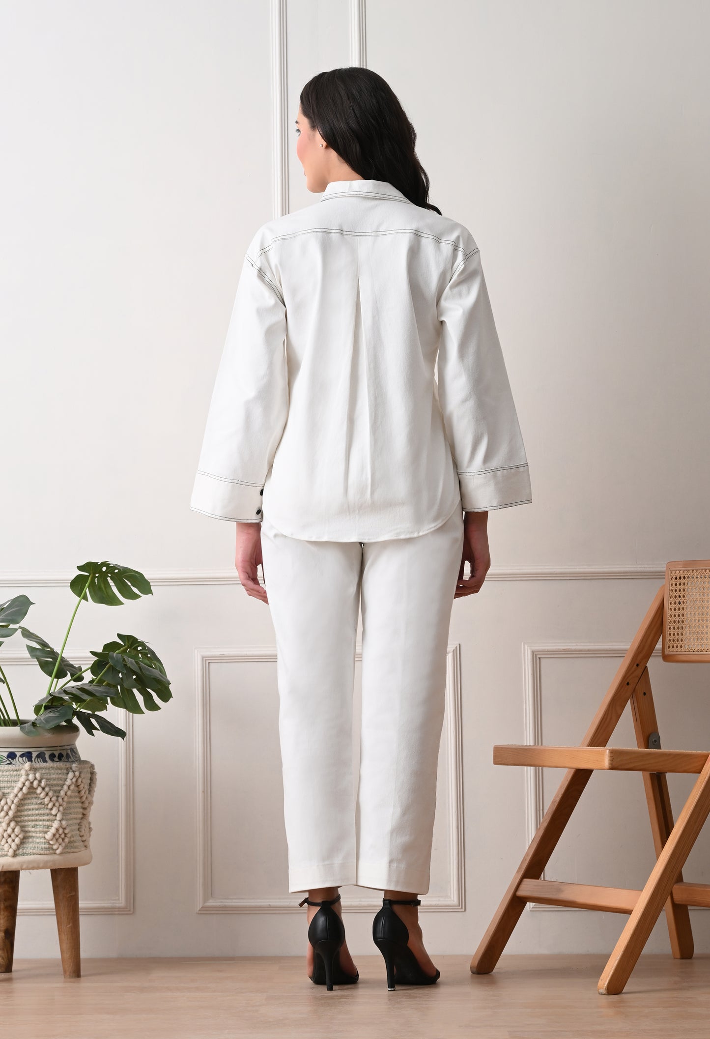 CLASSIC WHITE SET WITH BLACK STITCH