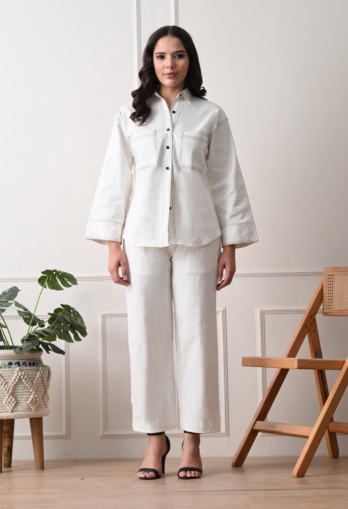 CLASSIC WHITE SET WITH BLACK STITCH