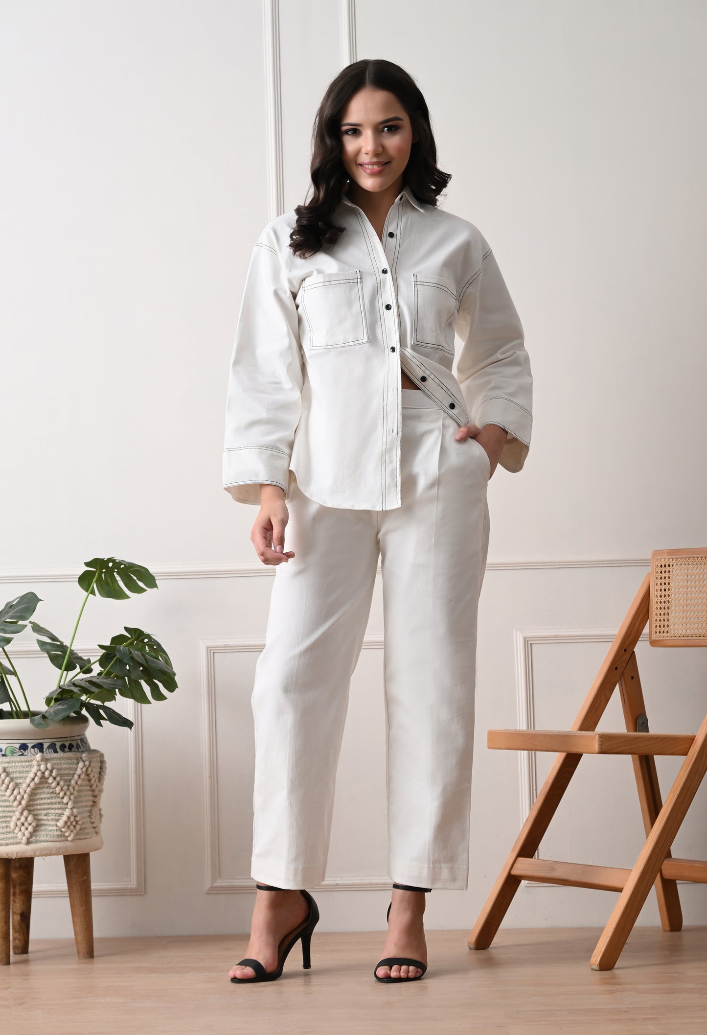 CLASSIC WHITE SET WITH BLACK STITCH