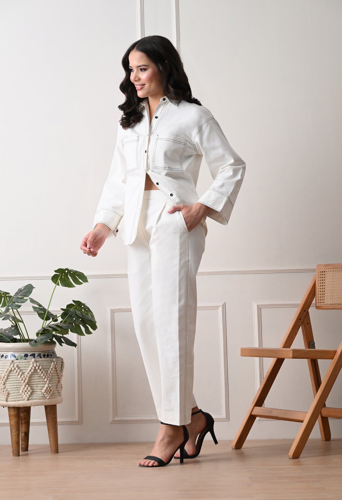 CLASSIC WHITE SET WITH BLACK STITCH
