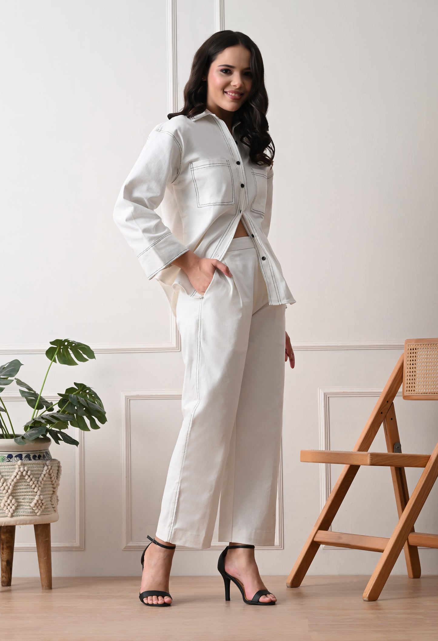 CLASSIC WHITE SET WITH BLACK STITCH