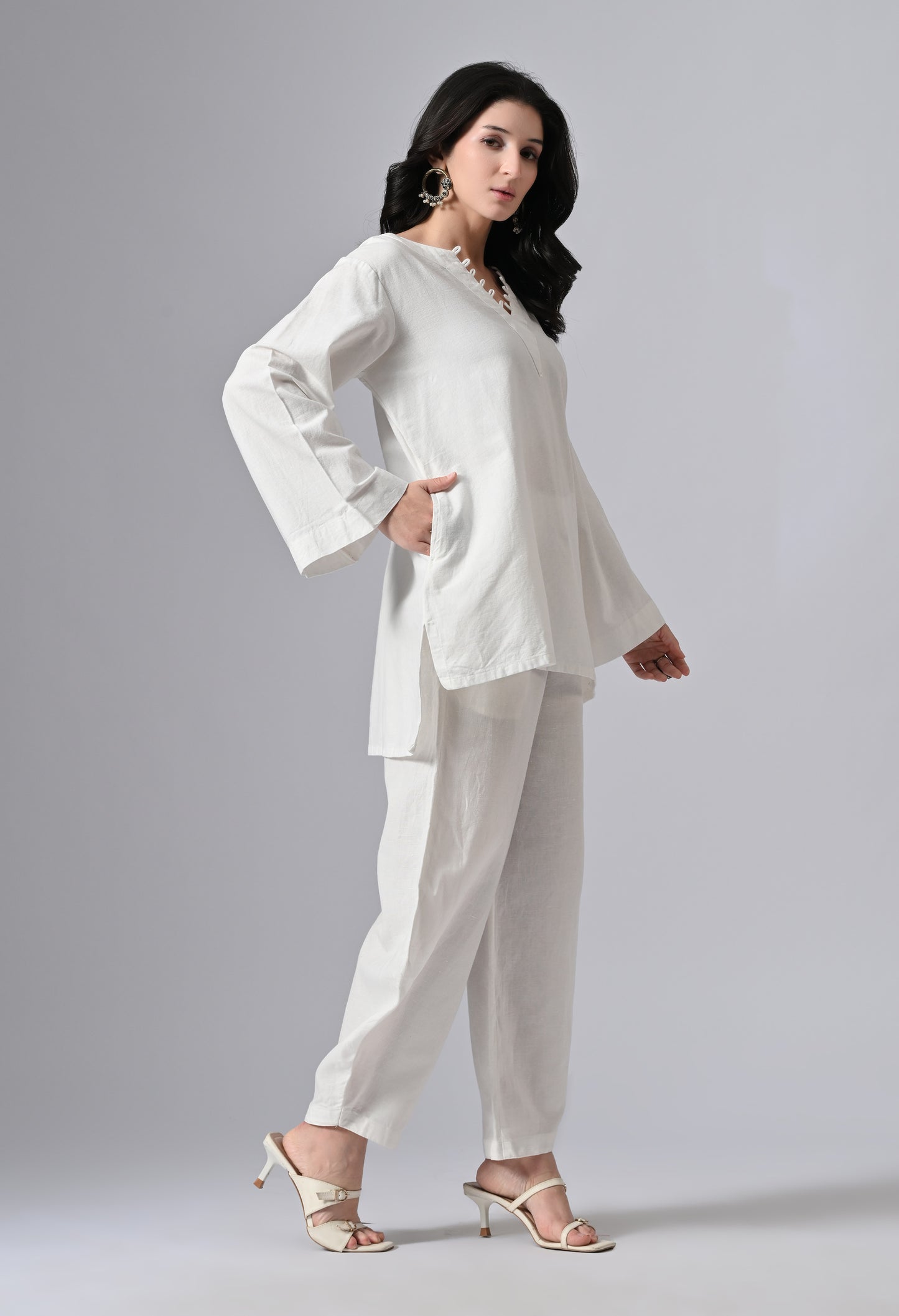 HUNAR IN WHISPER WHITE